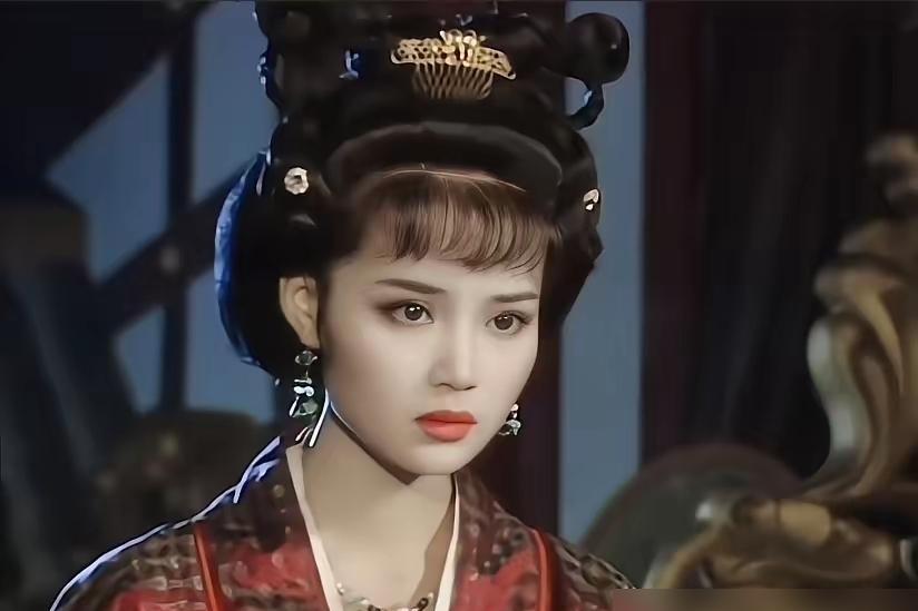 别再让筷子腿演武林高手了。《唐朝诡事录》第三部那个复仇女侠，手腕细得握不住剑。