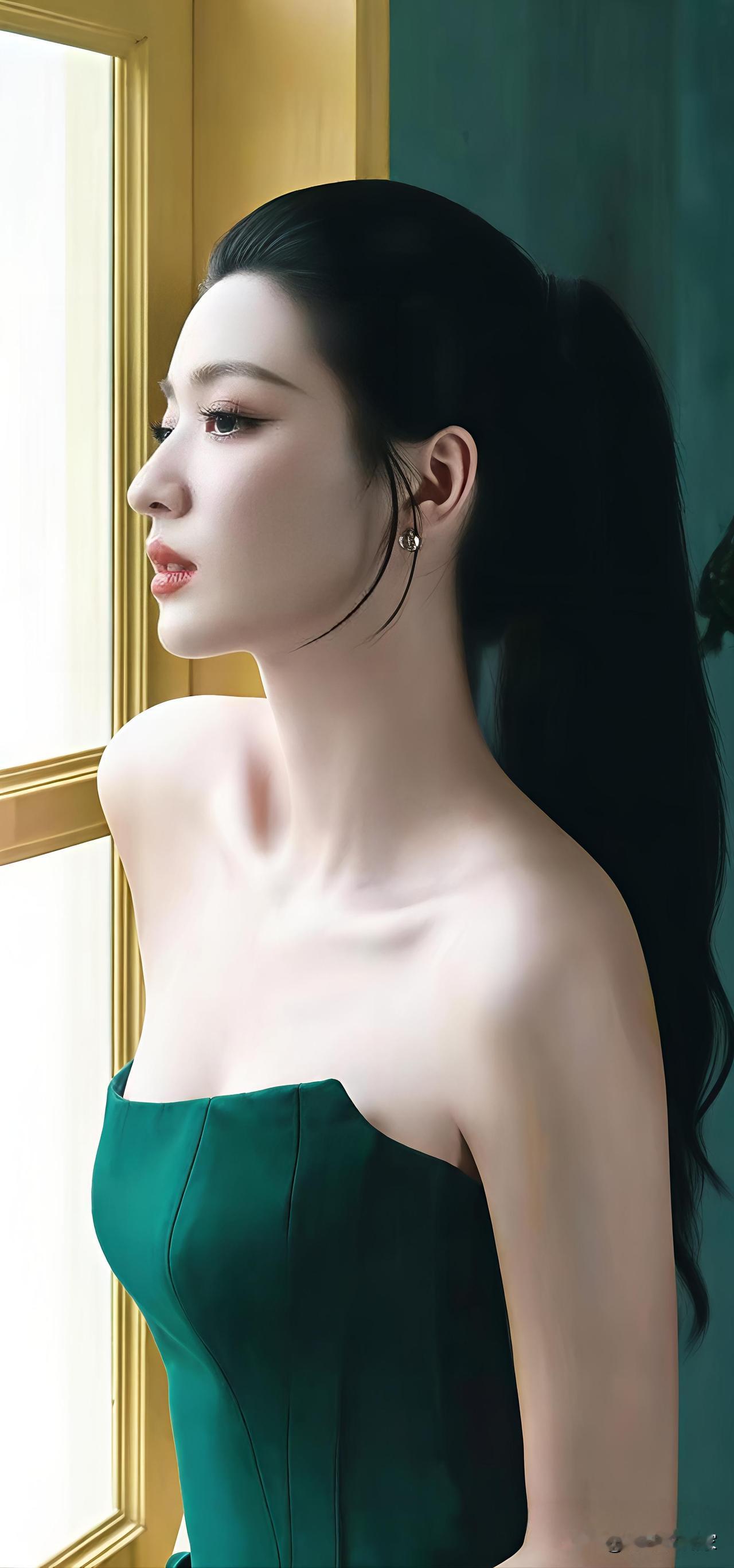 王楚然照片里的女生正是王楚然，她是中国女演员，毕业于上海戏剧学院。她因在《将