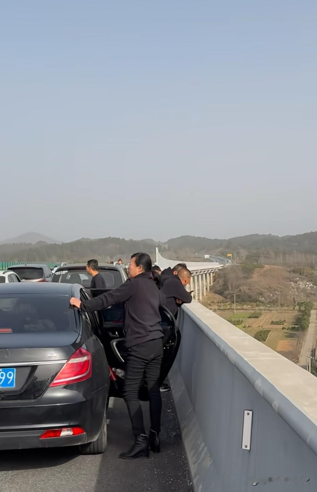 堵了两个小时了，下来透透气。一年两箱油，人称鬼见愁。闲时占车位，用时