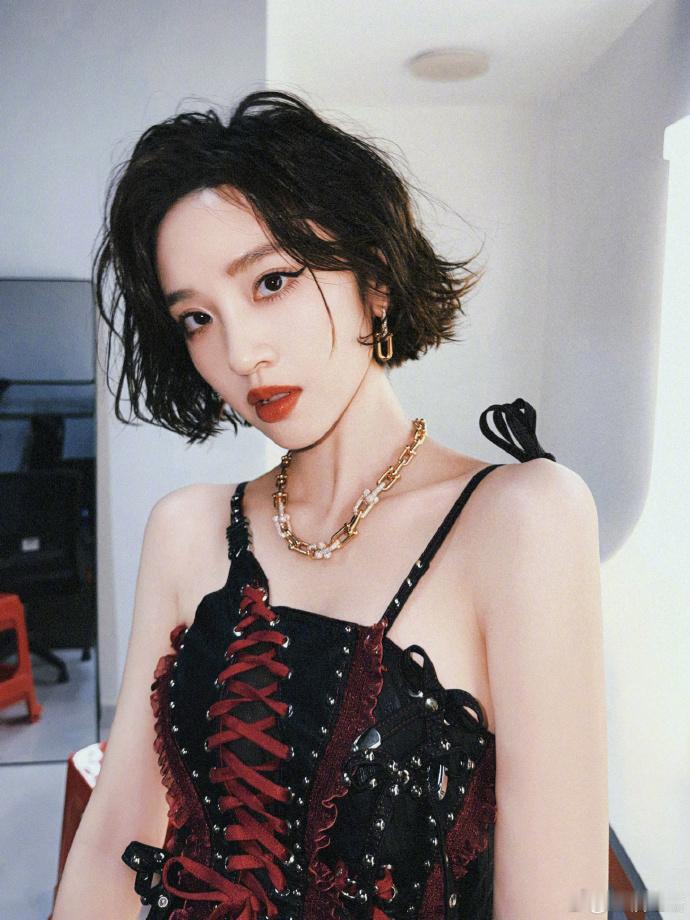 这样的祺贵人朕从未见过谁能拒绝帅到犯规的祺贵人，唐艺昕这组造型太惊艳，皮衣配杜