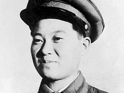 1950年，战斗英雄下身血流不止，医生正要帮她脱裤治疗，她强忍疼痛阻止说：“让女