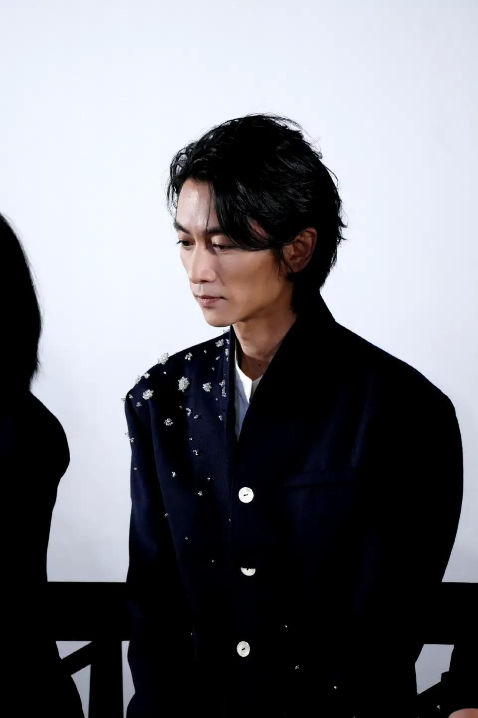 离婚8个月，陈晓和陈妍希的变化简直天差地别。陈晓自从宣布离婚之后就几乎没什么消