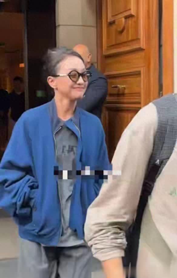 51岁周迅巴黎被偶遇，灰蓝外套配套装太飒，但是看起来好苍老啊