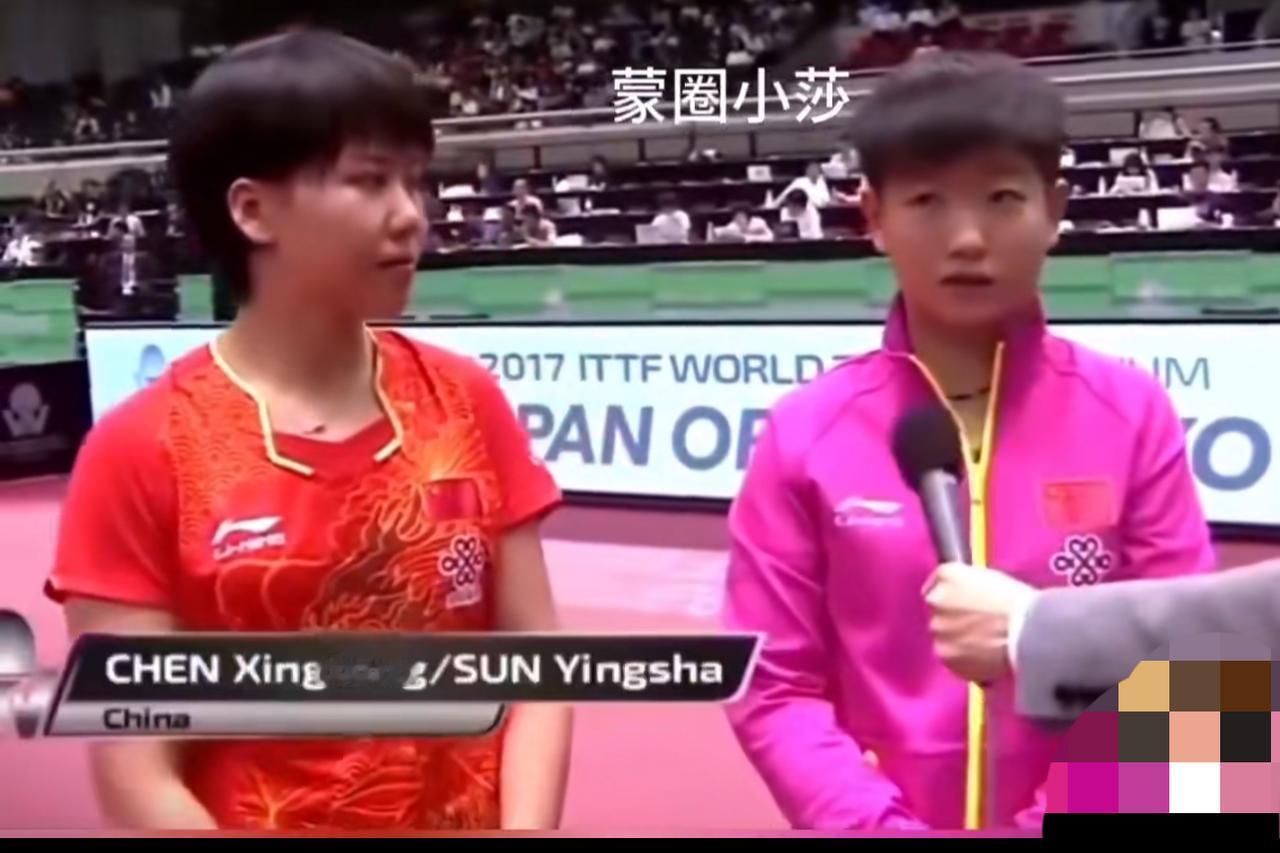 哈哈，看看孙颖莎首次在日本公开赛，搭档陈幸同夺得女双冠军，接受采访时的窘境。