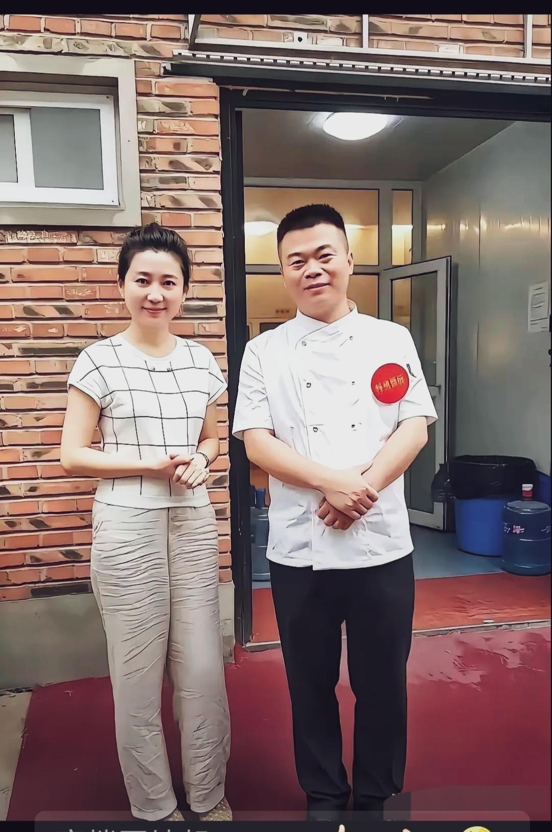 左侧是前央视主持人王小丫，头发简单束起，笑容温和恬静，神态亲切随和！