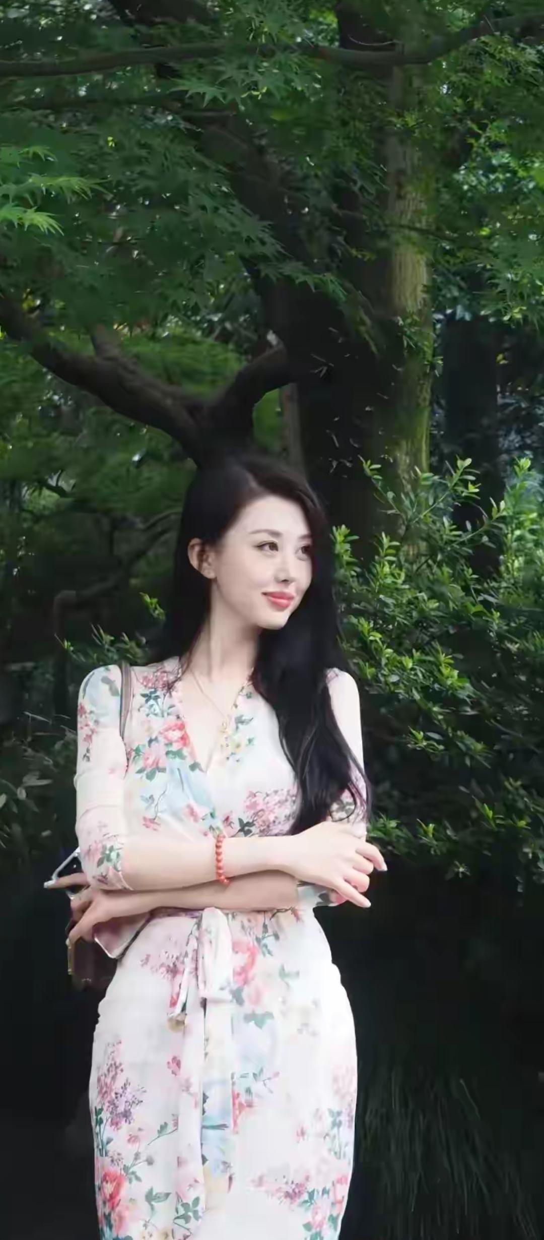 在绿意盎然的森林中，优雅的女士穿着花卉连衣裙，享受宁静的时光。