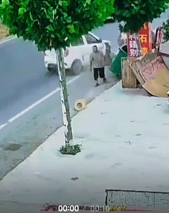 太幸运了！河南商丘，一大爷骑三轮车在路边发现空瓶子，于是大爷靠边停车准备去捡瓶子