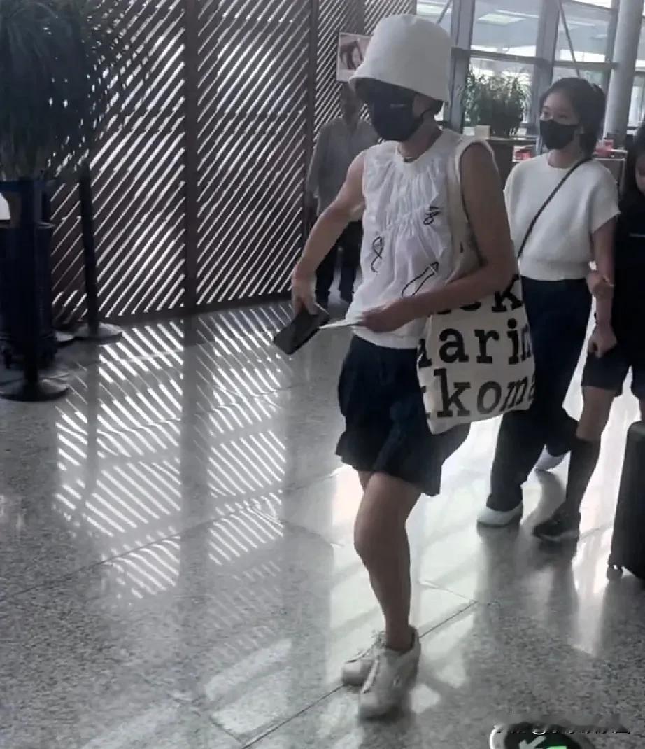 马伊琍携两位女儿现身机场，穿搭被嘲像“20年前款式”！白色无袖上衣配黑色短裤，背