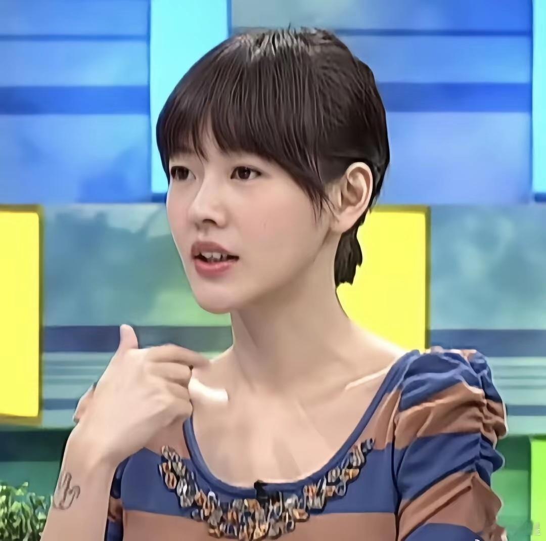 短发配上刘海，完美凸显小S的出众样貌，堪称颜值顶峰