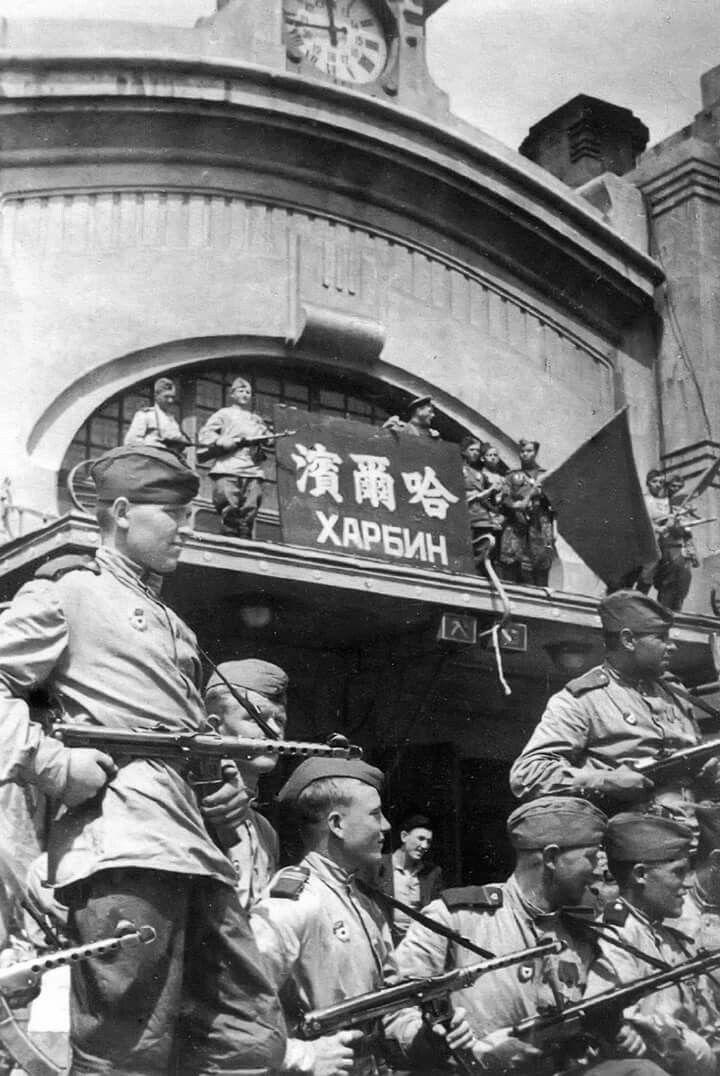 这是1945年8月拍摄的哈尔滨火车站，建筑门楣上方挂着“哈尔滨”与俄文“ХАРБ