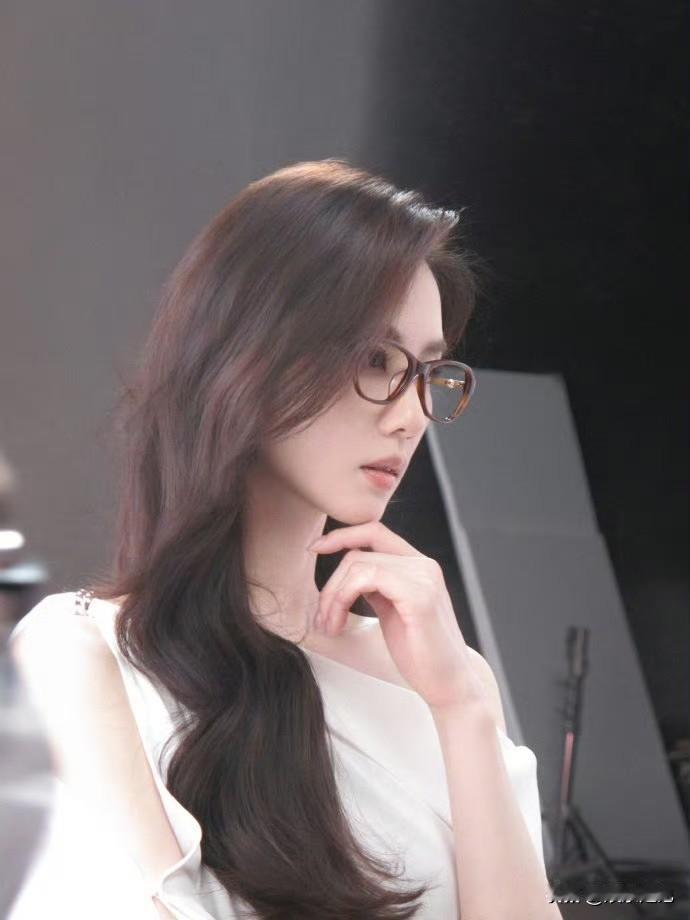 刘诗诗高智姐感眼镜造型，把书卷气和职场精英气结合的恰到好处，流露出从容优雅的内在