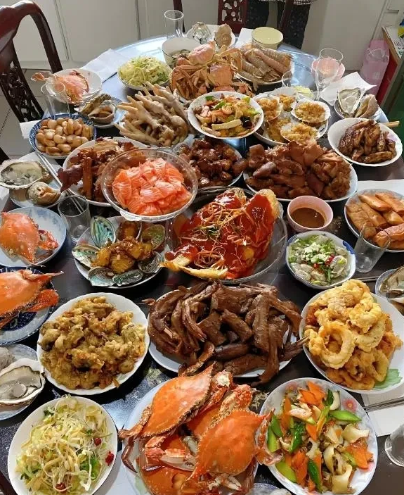 这一桌子的菜，用来招待亲戚的，今天老爸生日，我们做了桌子的大菜，你们觉的怎么样，