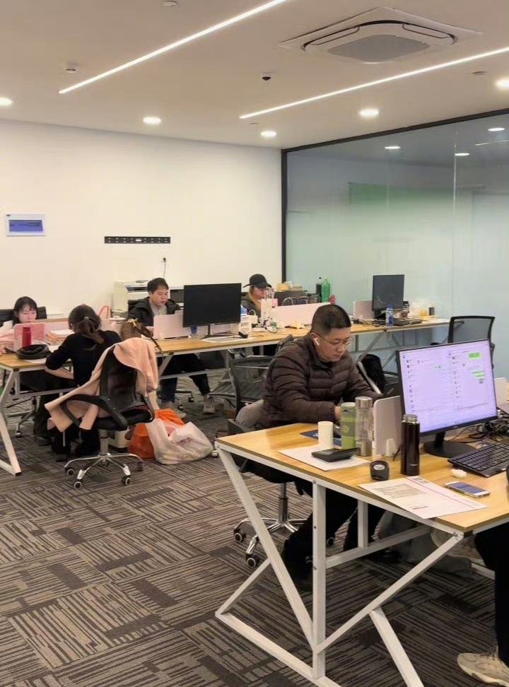 上班还要自己倒贴钱？杭州这家“假装上班公司”不仅火了，还真有人在这里“月入七八万