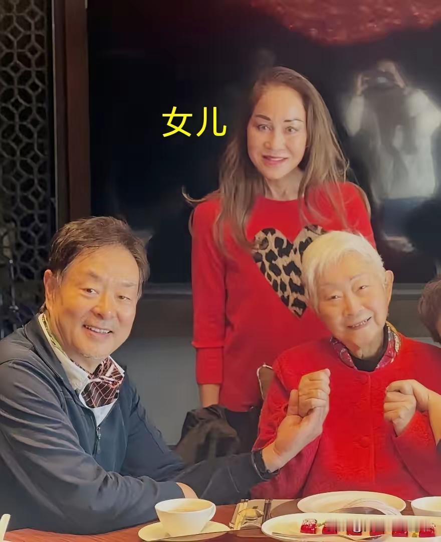 女儿陪伴真有福气，祝老人家福如南山[比心][玫瑰]