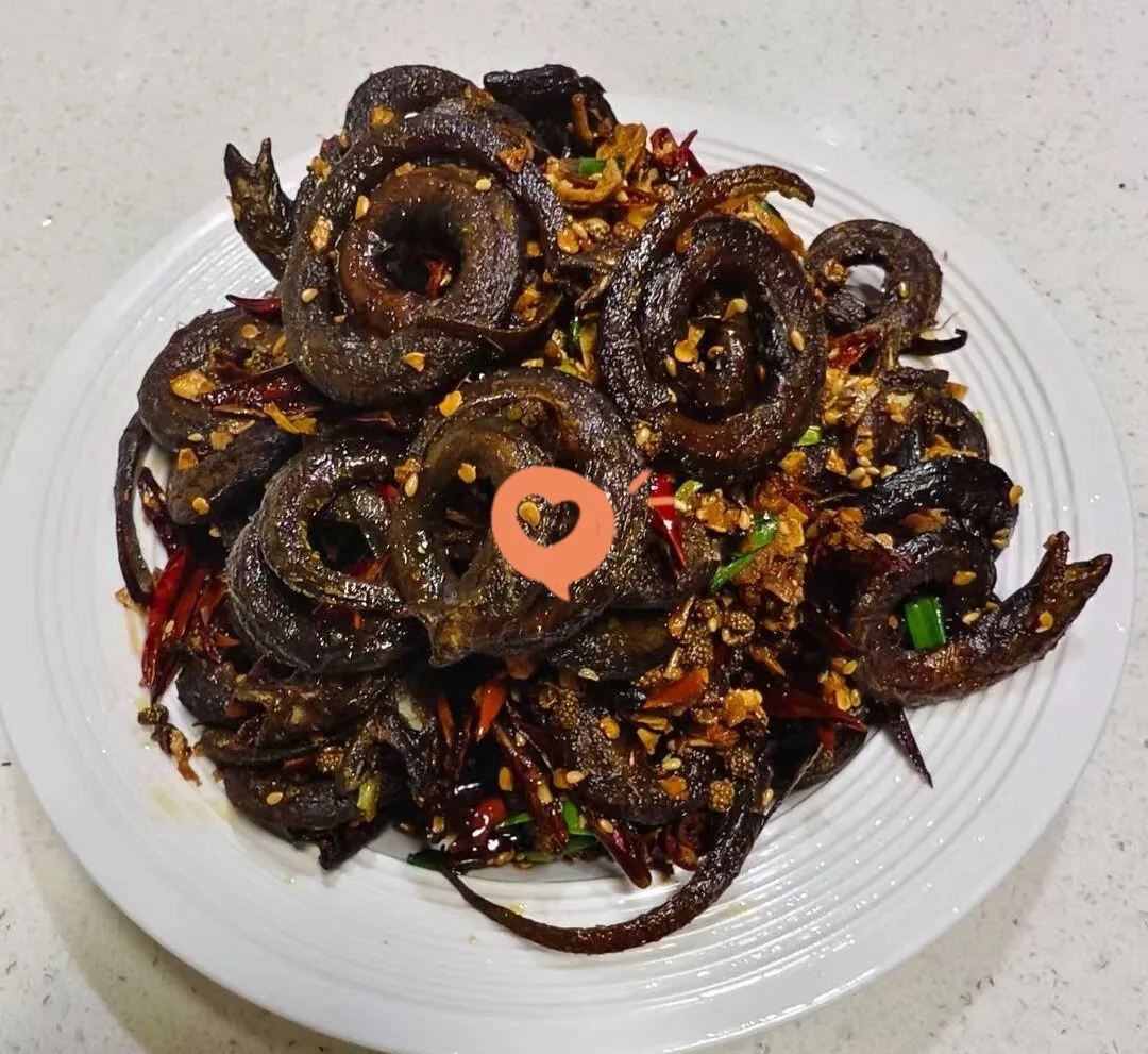 谁晓得这是什么菜吗？今天去姨妈家吃饭，姨妈做的这个菜，感觉好奇怪哦，当时也没问