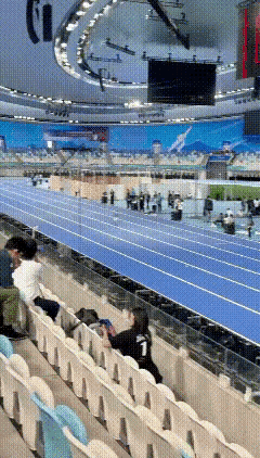 这跑步的姿势，再快一点，就可以练轻功水上漂了。
