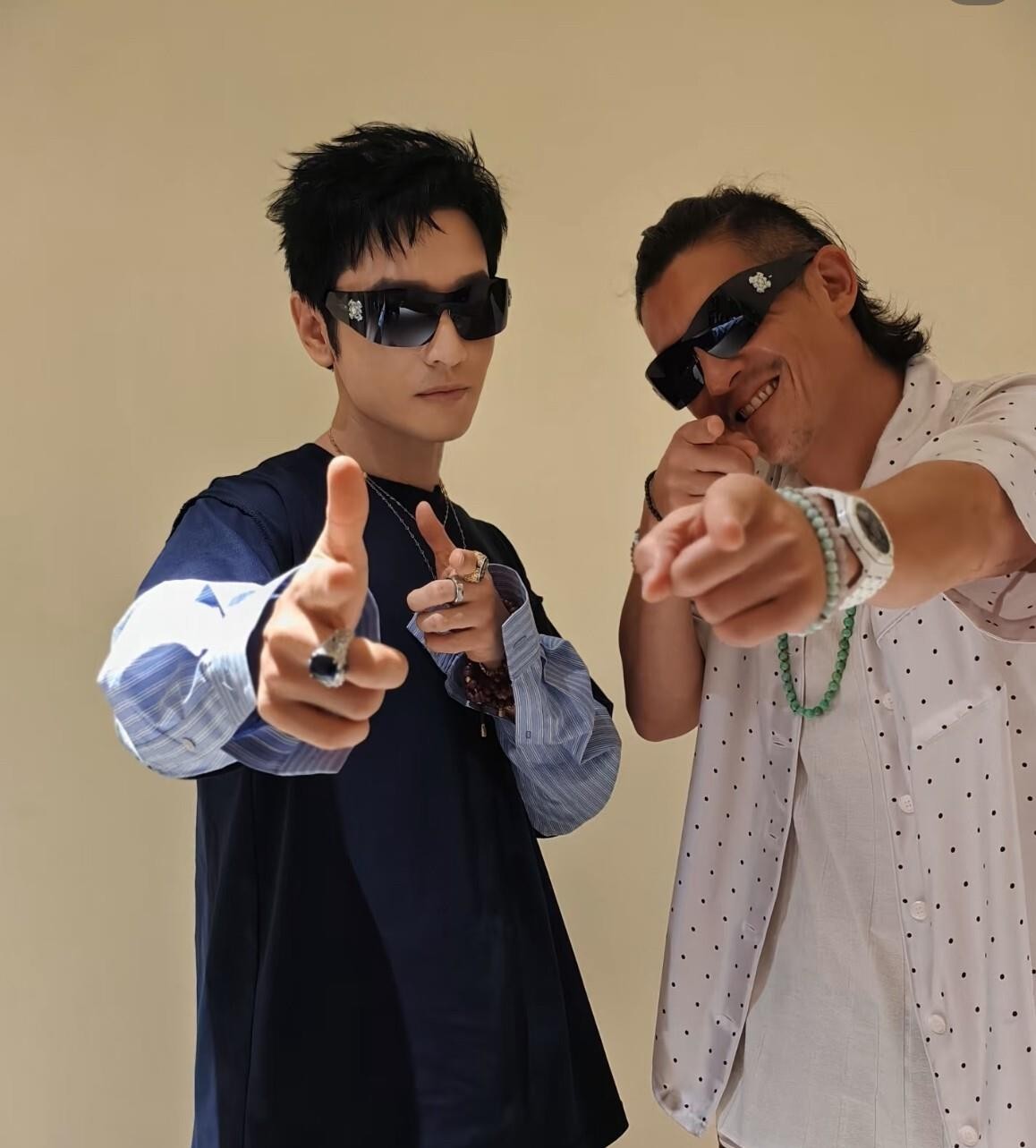 黄晓明和陈冠希这张合照，晓明哥笑得比哭还难看。事实是，两人早年确实同框，旧照里陈冠希状态松弛，黄晓明
