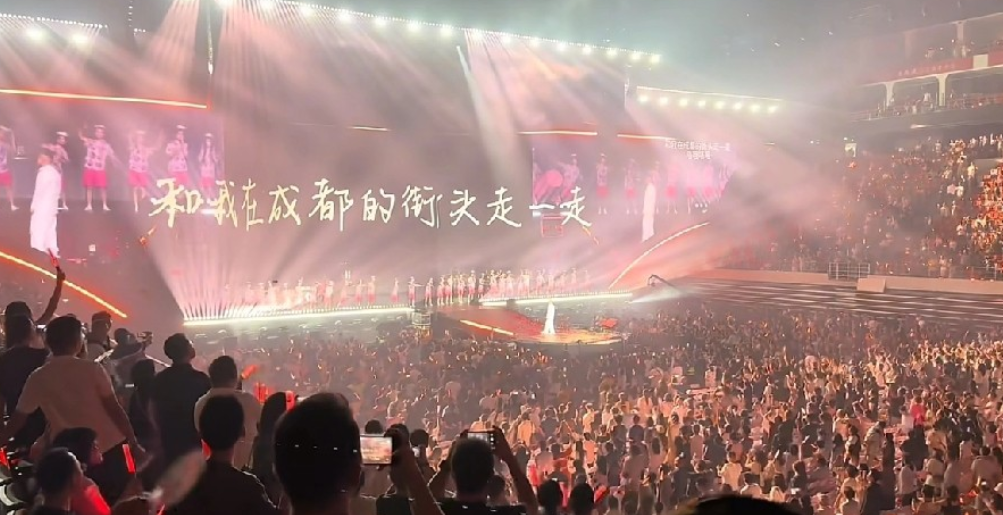 昨天岳云鹏成都演唱会，给岳云鹏打板的是他的的徒弟大刘筱亭，而北京的两场演唱会打板