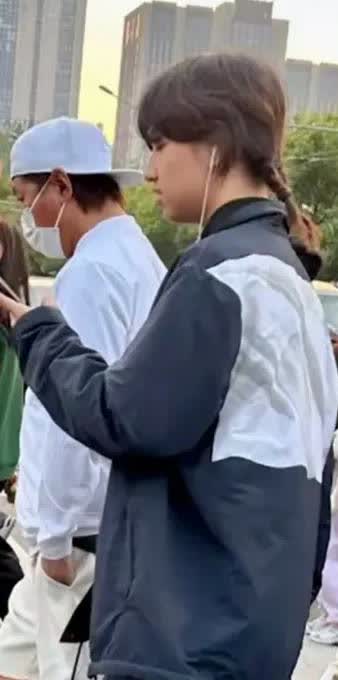 白百何与陈羽凡的大儿子，打扮够另类。跟着爸爸陈羽凡一起逛街，梳个两个小辫子，