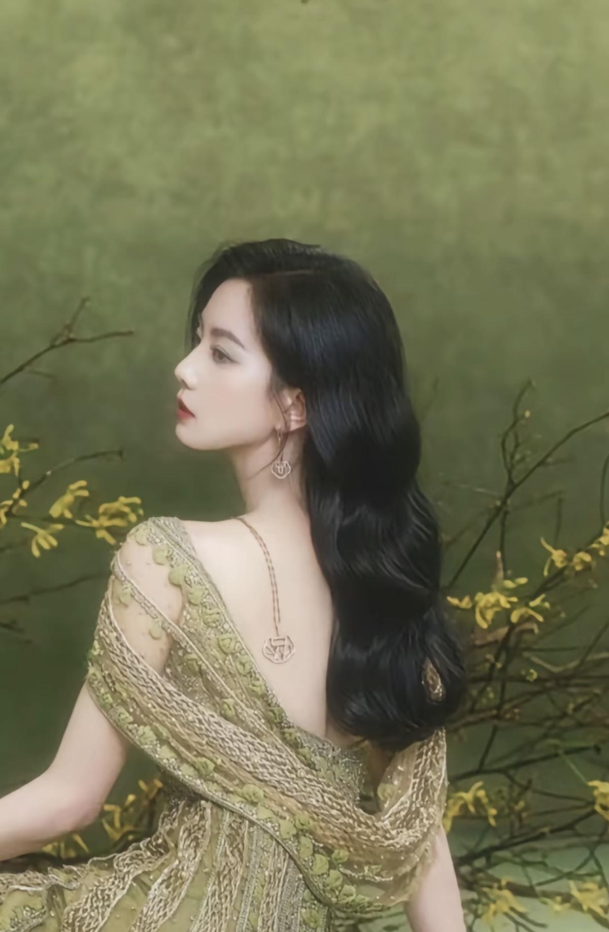 刘诗诗的衣服从来都没有露过很端庄优雅。唐嫣每次的衣服也好看，我最喜欢她们两个人的