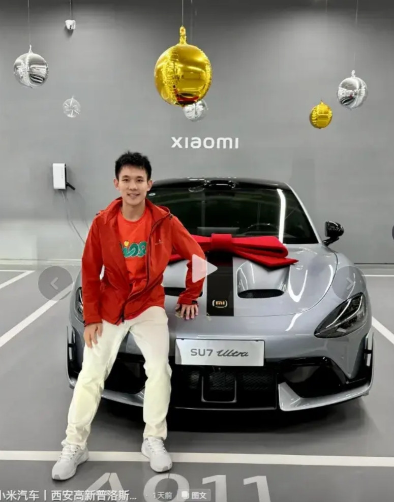 帅是一辈子的事。奥运会冠军杨昊喜提挖孔版小米su7ultra。如此阳光大男孩，