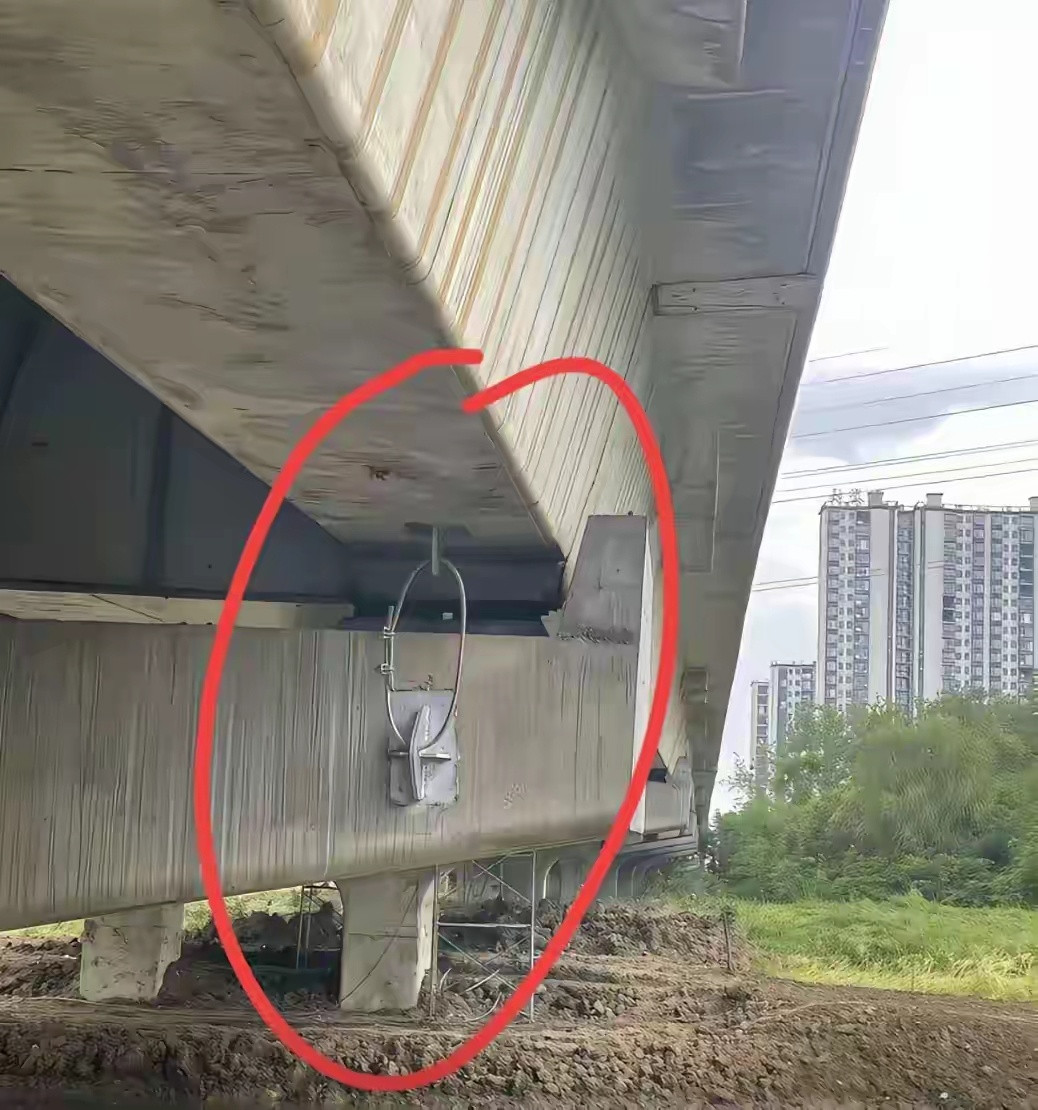 挂个锁是什么意思？怕人偷梁换柱？