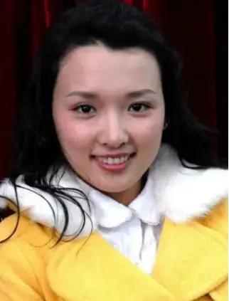 18岁，辽宁电视台的后台，一个还在端盘子的礼仪小姐。人声鼎沸，赵本山穿过人群，