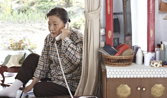 婆婆打电话：小姨家孙子考了650分准备办升学宴，问我们去不去？老公说：“跟我们有