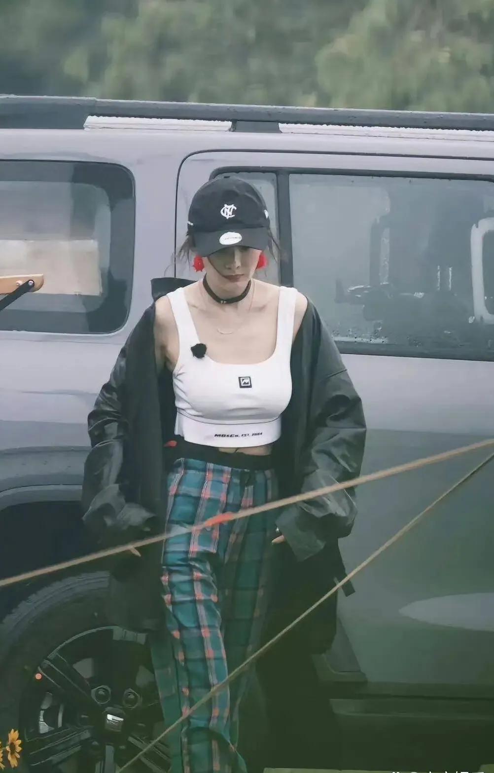 果然是大幂幂，随便一套造型都能成为爆款！在朦胧的雨景里，白色方领背心外搭宽松皮