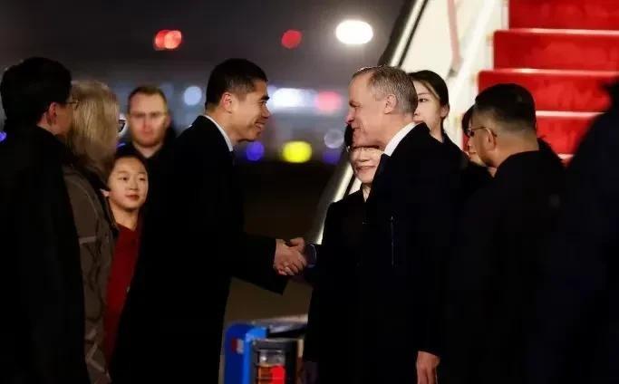 卡尼抵京，特朗普施压，中方接机人选有深意。1月14号晚上，加拿大总理卡尼到北京