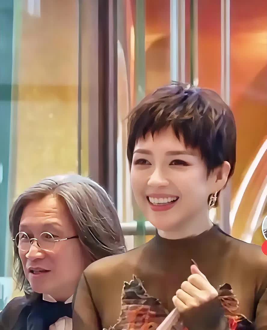 章子怡这人吧，感觉挺有意思的。私下里卸了妆，在家就是个普普通通的人，就跟咱身边那
