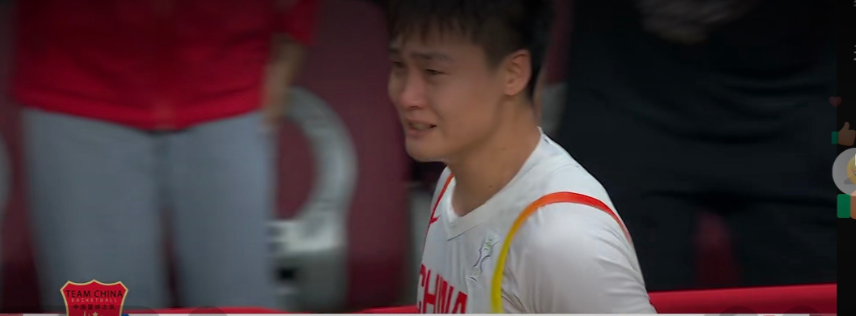 10年！赵睿抱着郭指导，泣不成声！中国男篮杀进亚洲杯决赛！没有周琦、没有杨瀚