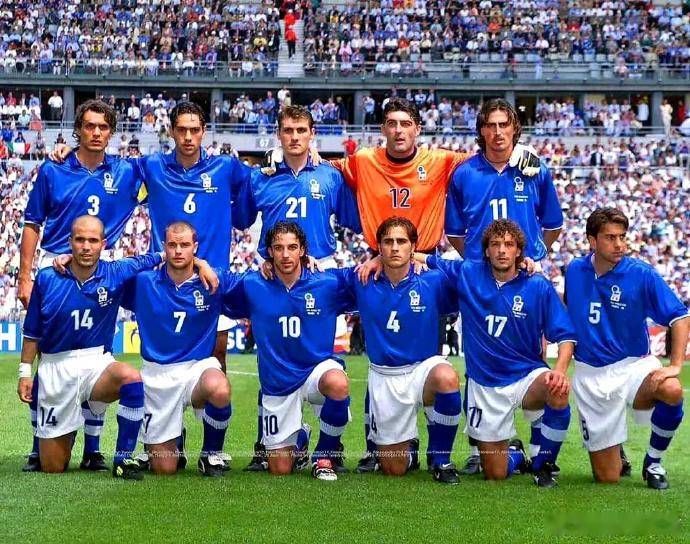 1998年的意大利国家队和2025年的意大利国家队，说实话，如今的意大利国家队队