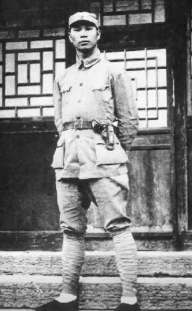 1937年，杨成武请地主吃饭。饭后他提出让地主们捐款抗日，平时抠门的地主王蒲伸出