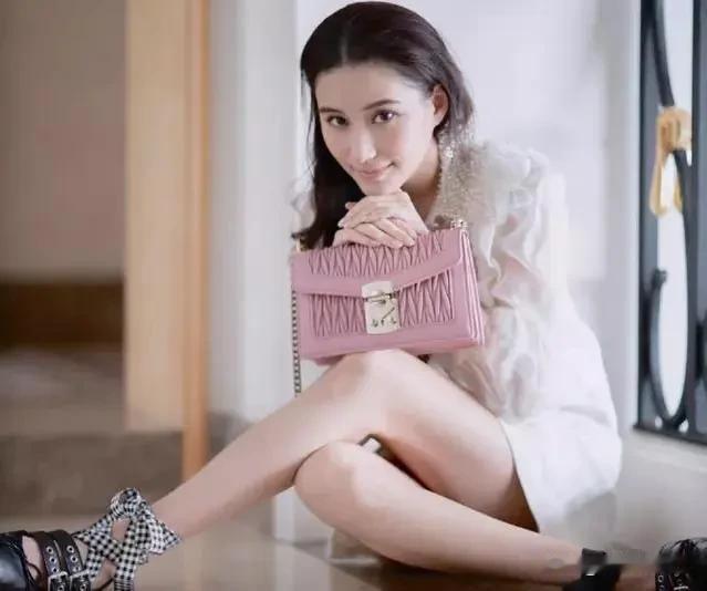 记者问何超莲，爸爸是赌王，对于你来说，意味着什么？我发现就，我爸是赌王的时候，我