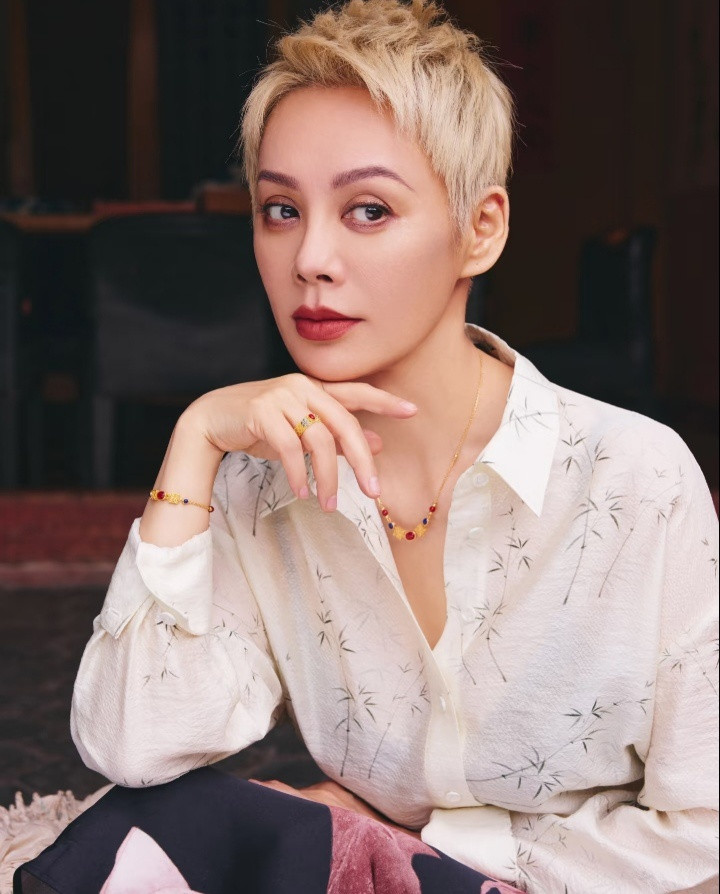 1.王一博与公司乐华在续约后就属于私平起平坐的状态，公司不能强制要求他去做任何事