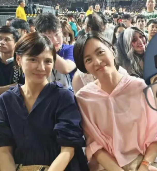 梁咏琪与外籍老公新加坡看演唱会14年婚姻依旧甜蜜