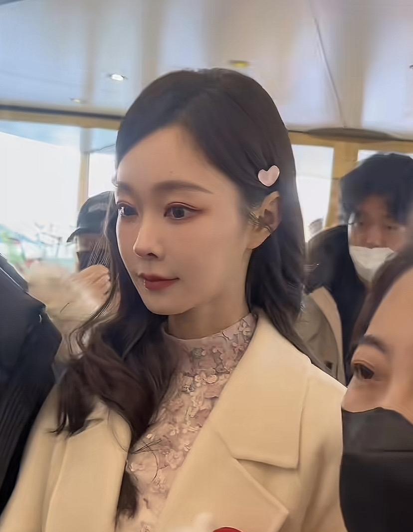 研究宋轶十年，我才看懂一个反常识的真相：她正用“废掉”于曼丽的方式，对抗37岁的