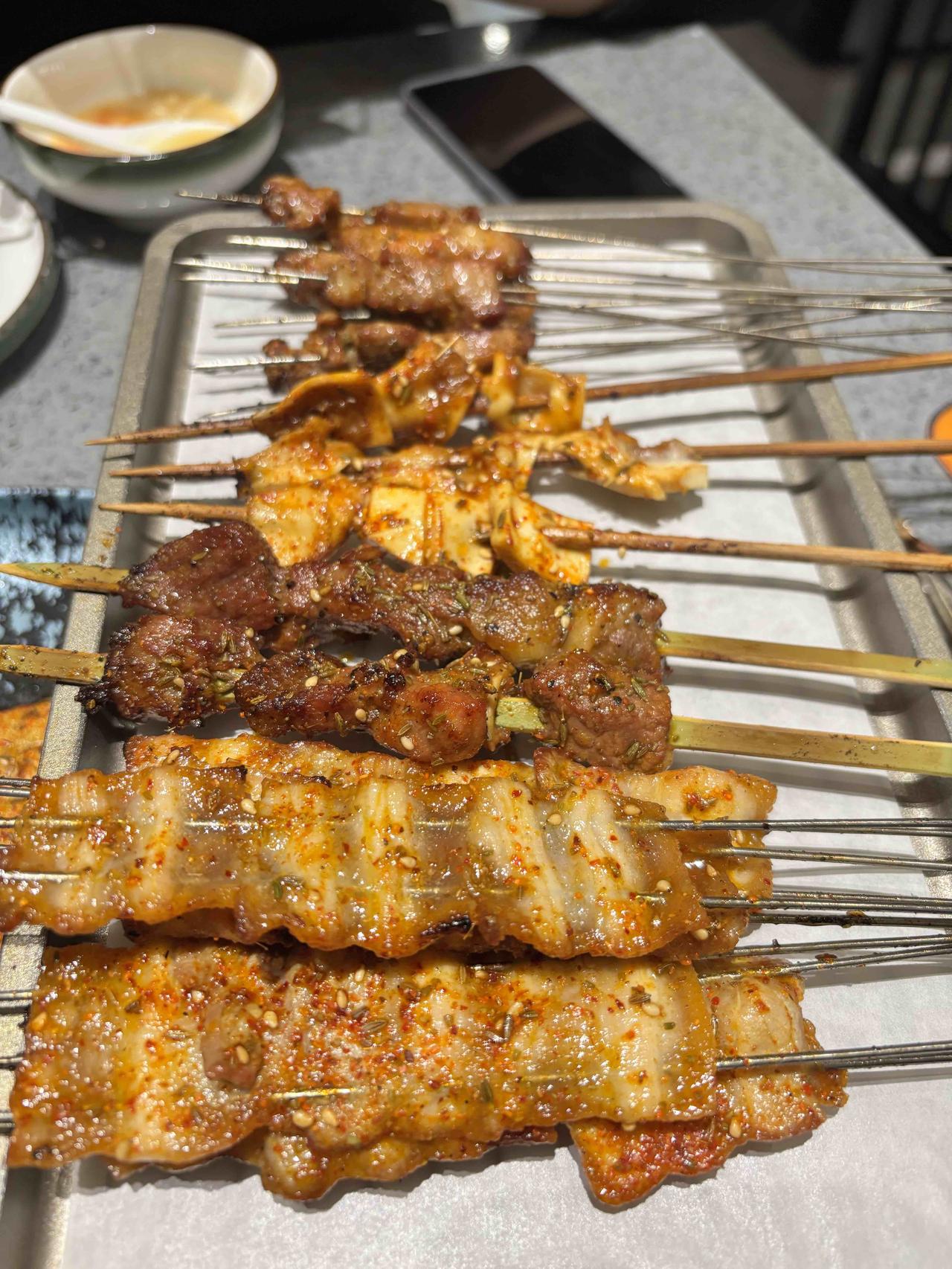 我之前工作的一家公司，每次开大会，老板都说，即便你离职，年终奖也会按照你离职之前