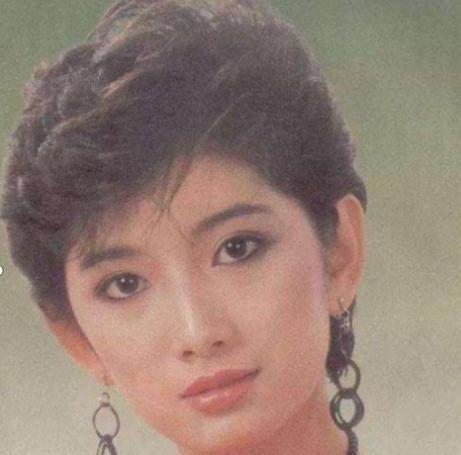 1975年，12岁的刘玉璞正在洗澡，醉醺醺地父亲发疯般地踹开门，冲进浴室里，死死
