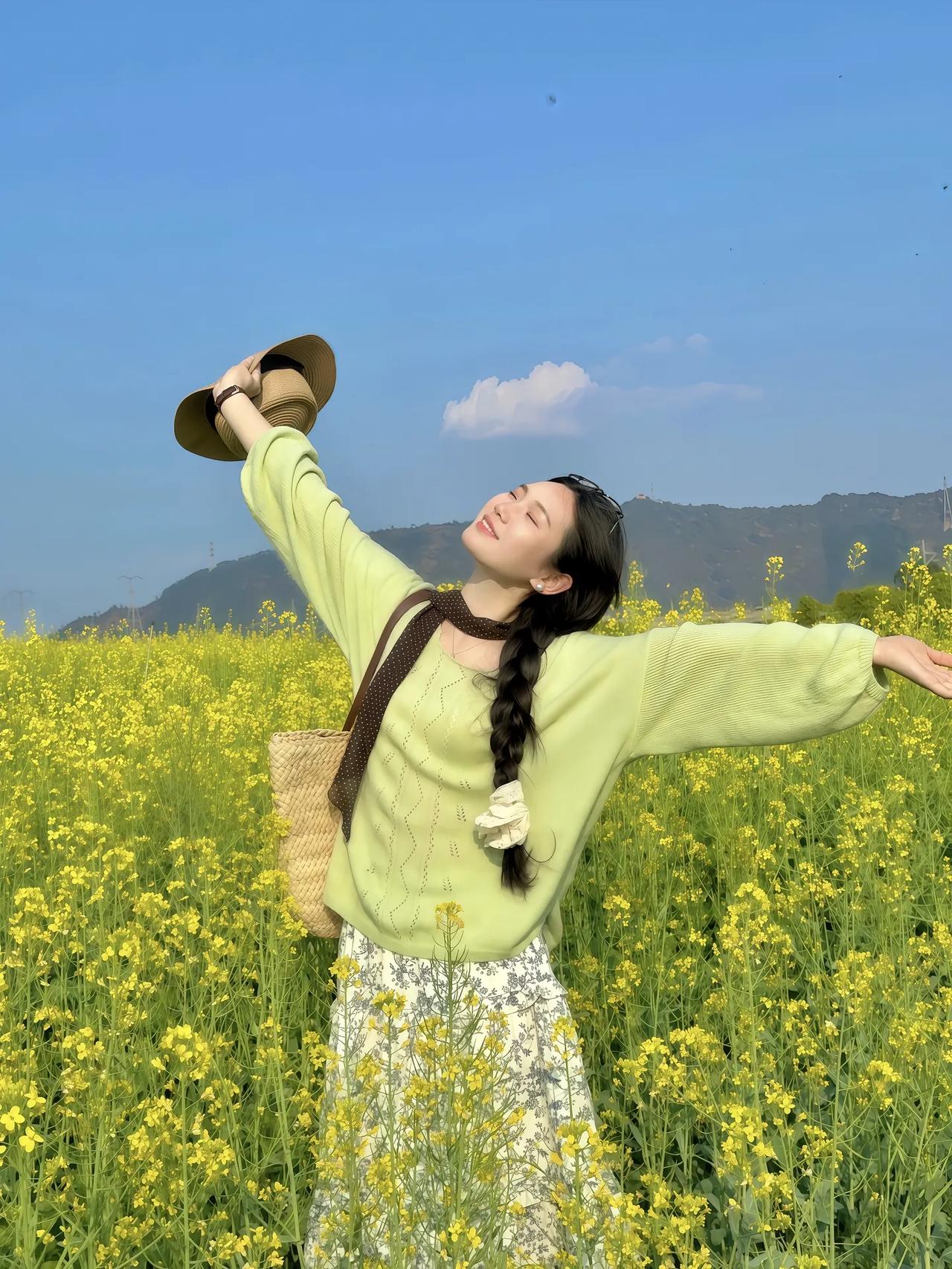 春风吹绿野，花海映笑颜。