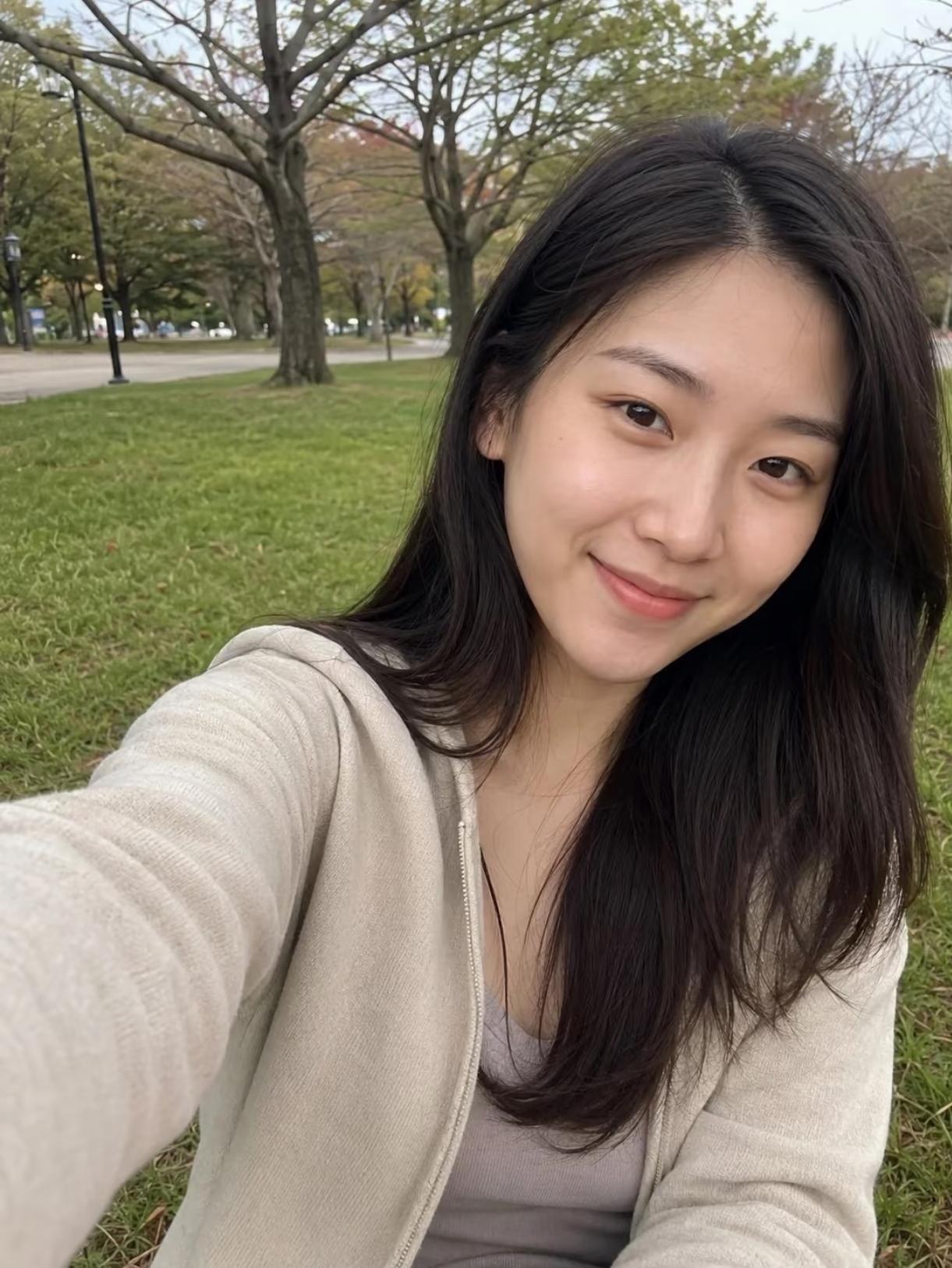 素颜女孩笑起来真好看。