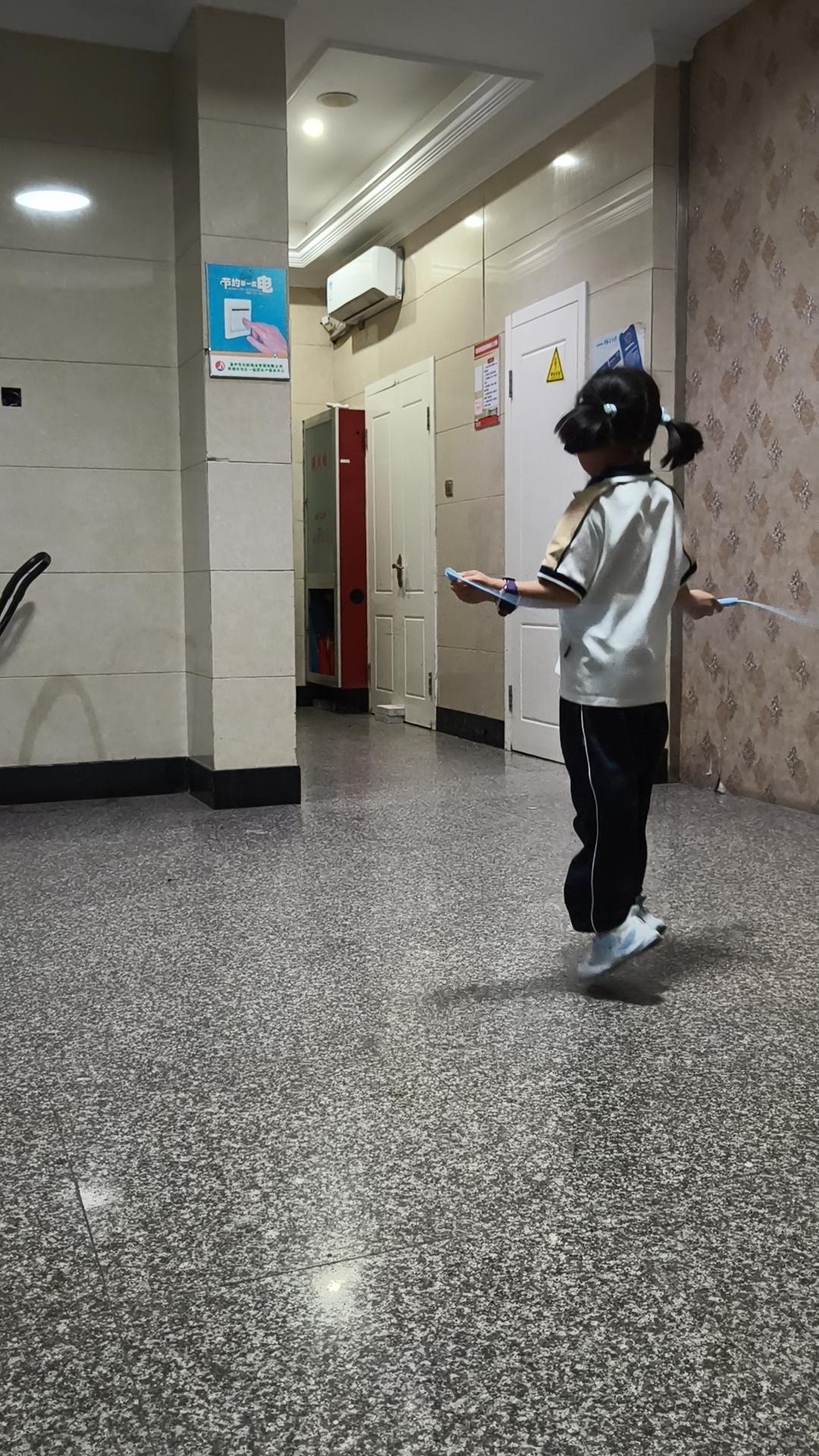 今晚吃饭时，孙女的话让我倍感尴尬。她说学校开家长会，不想让爸爸去，想让妈妈去。我