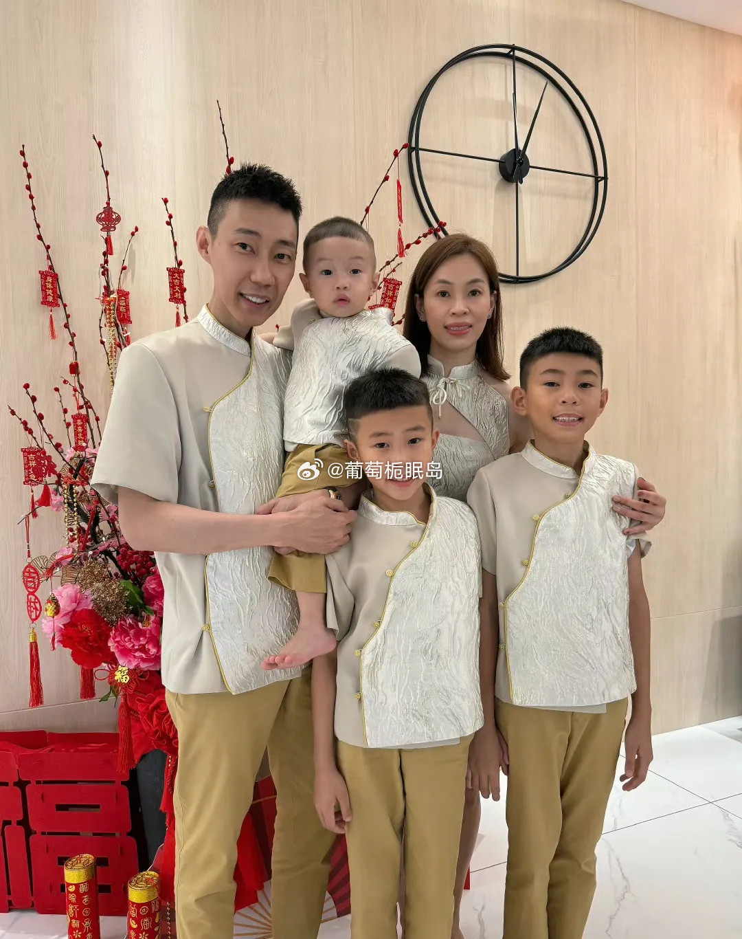 李宗伟带家人度假，包游艇出海，妻子很美，他看起来好瘦，都瘦脱相了，有4个孩子。