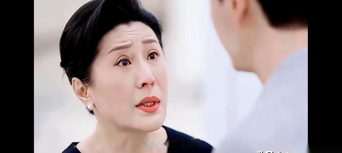 电视剧《蜜语纪》里这一幕，真能把人看气乐了。聂妈黑着脸站在客厅，指着茶几上几个