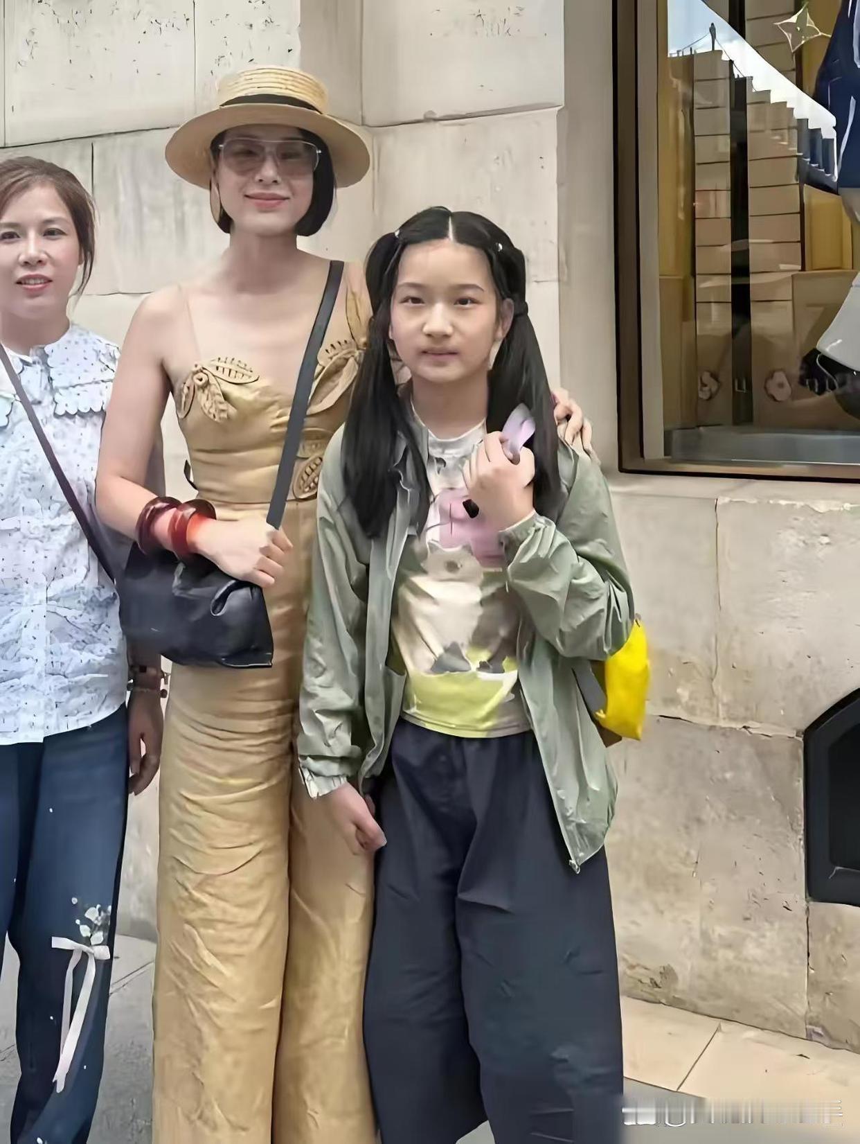 巴黎街头偶遇胡杏儿，我才明白，镜头到底有多骗人。都说她长相普通，嘴唇厚，五官有硬