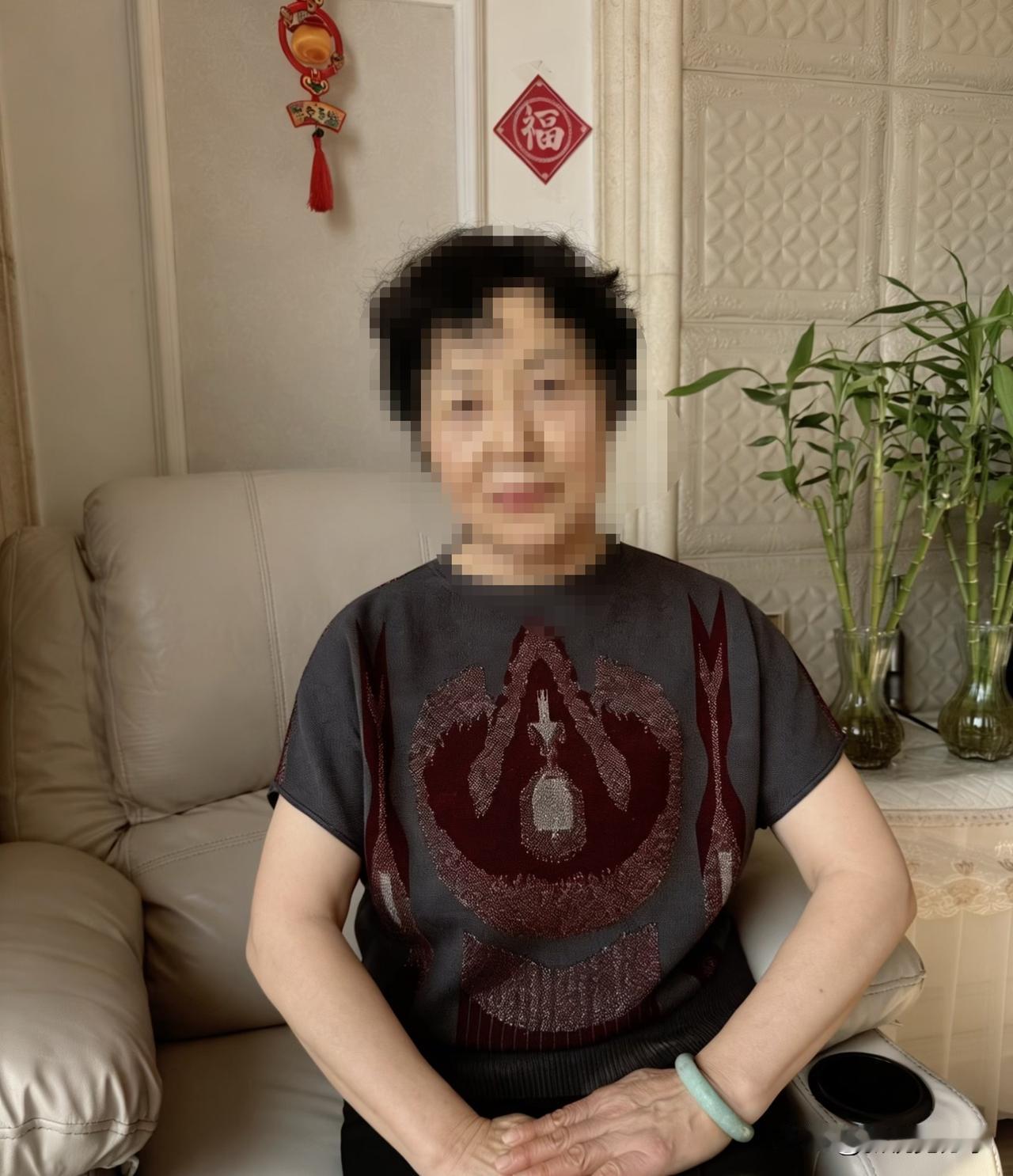 说个我身边的事吧。我大姑今年五十六了，看着就是个普通老太太。但我老觉得她身
