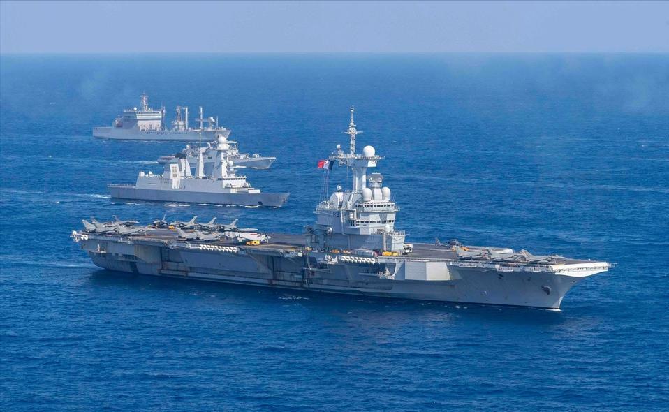 法国戴高乐号航母悄摸摸开进中东刷存在感，全程低调、不声不响，结果一名水兵在甲板上