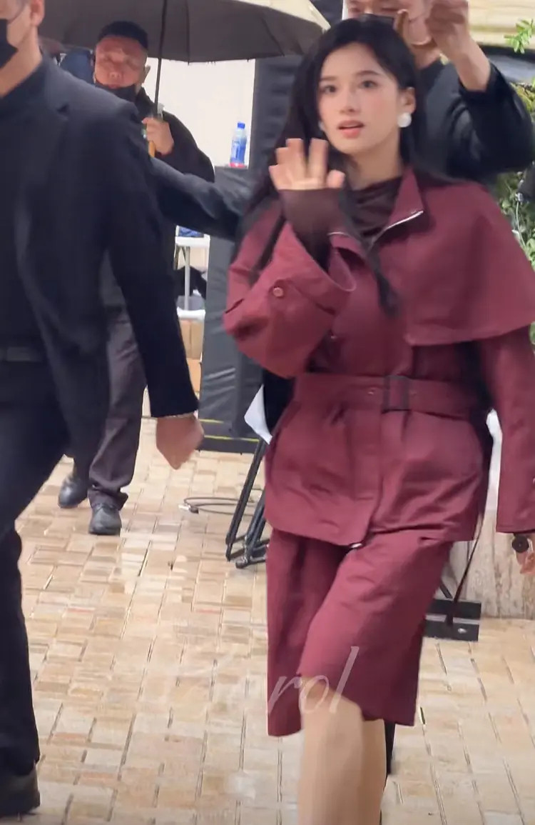 张婧仪这衣服真的好不适合她啊