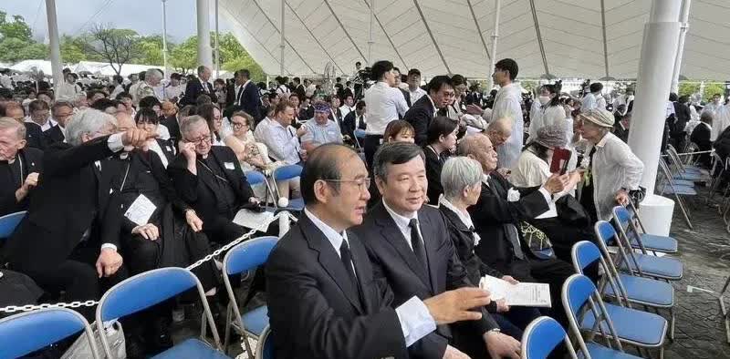日本长崎市今天举办了原子弹爆炸80周年和平祈念仪式，台湾地区驻日代表李逸洋的座位